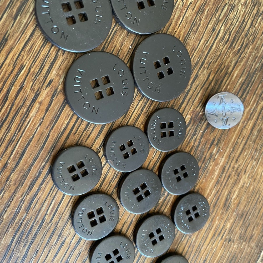 Louis Vuitton Buttons🤎 - Picture 4 of 8